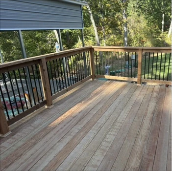 OakLoco wood deck with black metal balusters and wood railing
